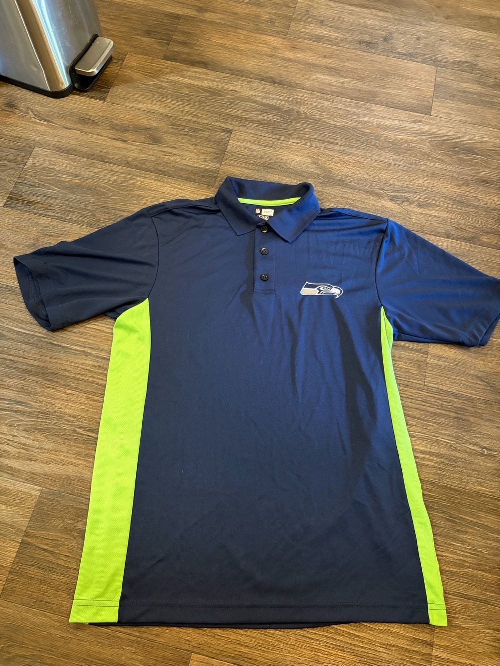 NFL Team Apparel Men’s Seattle Seahawks Collared Navy Blue Short Sleeve Size M